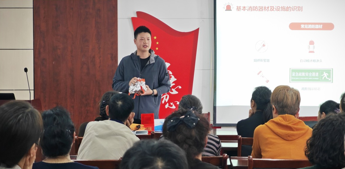 依愛消防重陽進社區(qū)，金秋慰問情暖夕陽紅